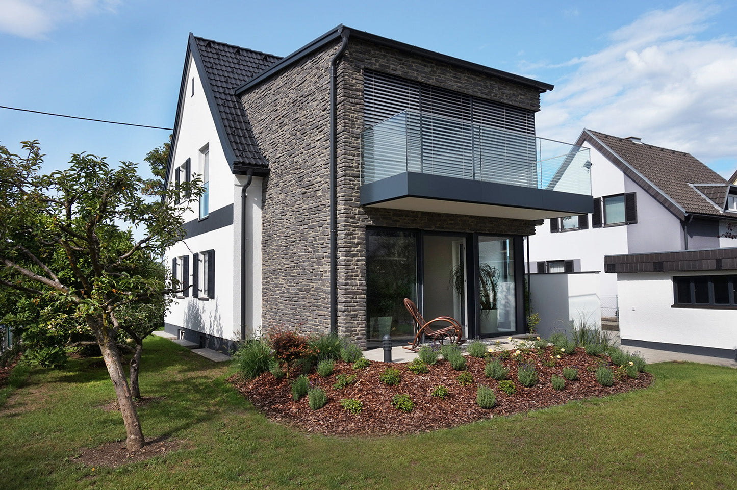 Sierra Anthracite Slate Look Manufactured Stone Handmade Veneer - Livfloors Collection.