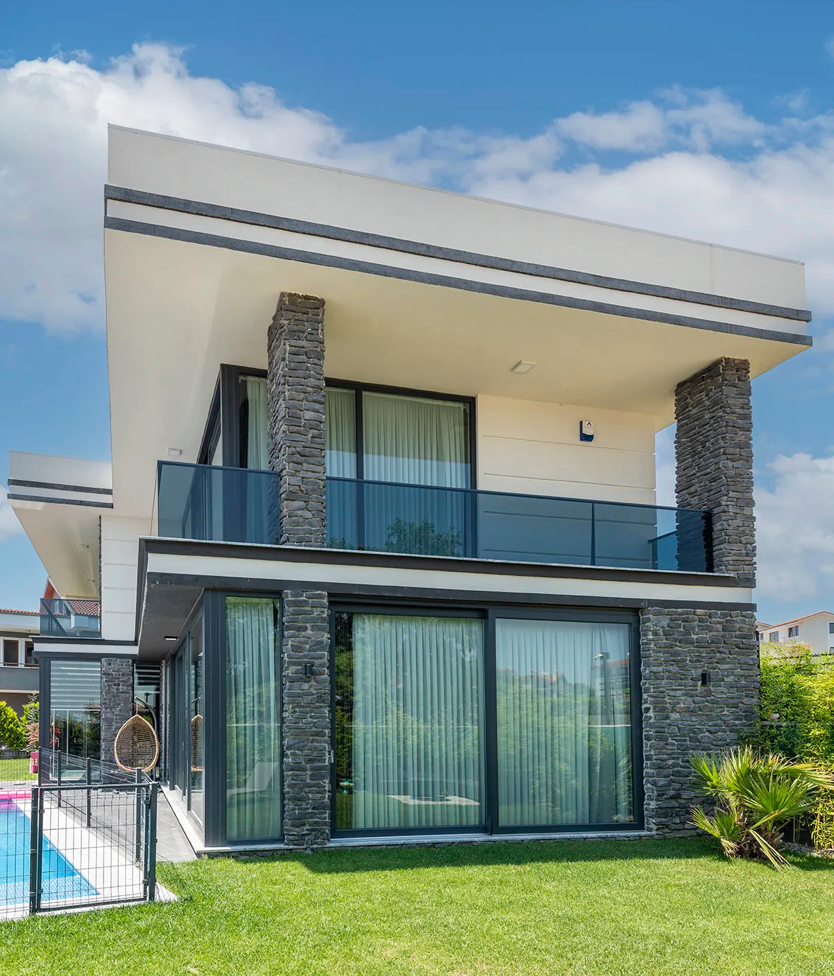 Anthracite and slate natural stone surfaces showcasing durable, elegant design for contemporary architecture.
