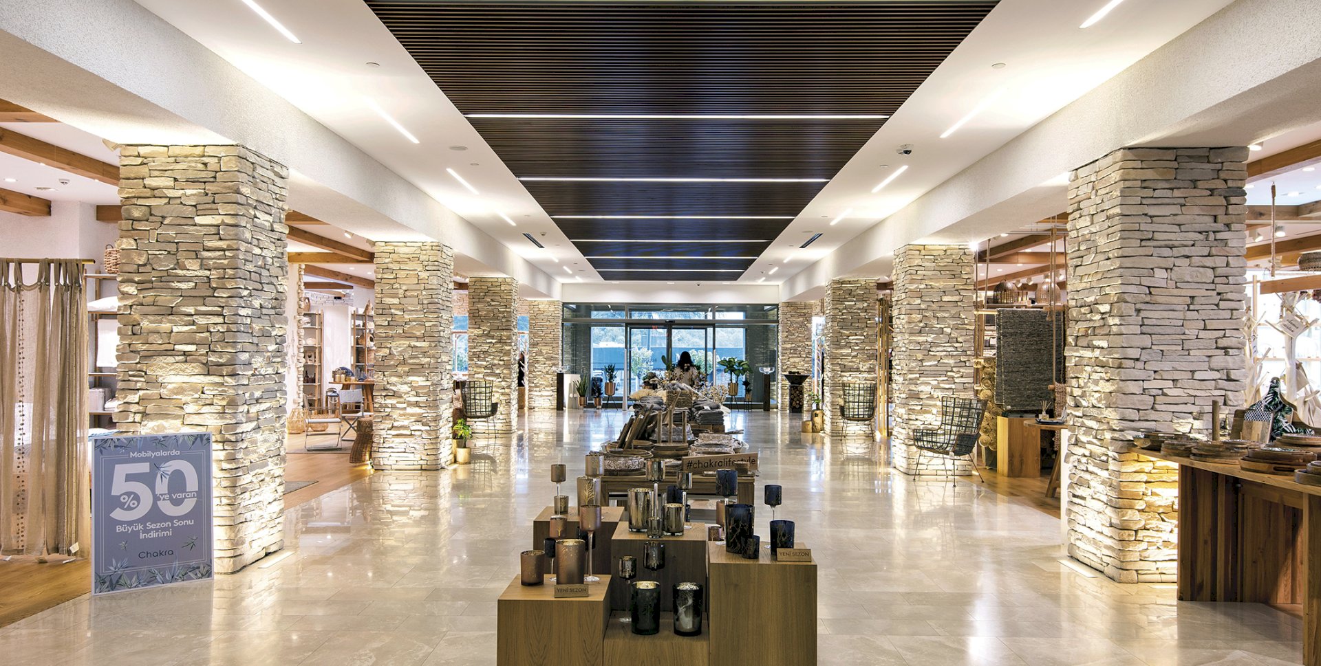 Sierra Pearl manufactured stone exterior wall showcasing natural texture and durability