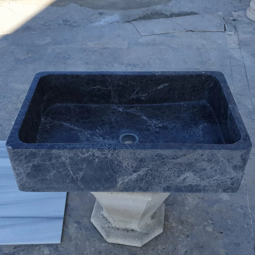 Elegant marble sink inspired by Sirius Black, combining luxury and dark aesthetic for a refined bathroom design.